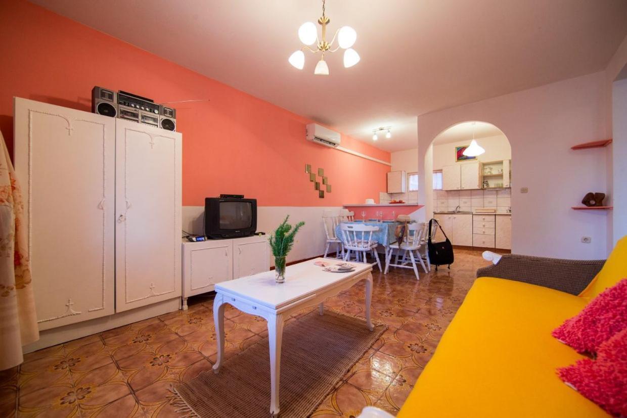 Silver Beach Apartments Vis Luaran gambar